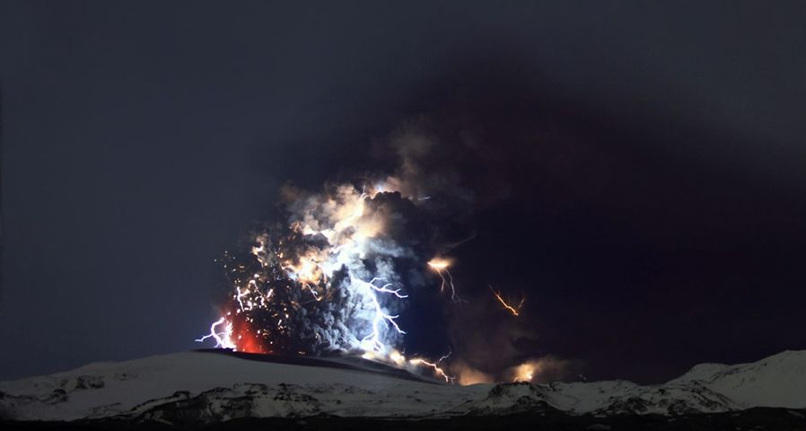 Von Blitzen erleuchtete Eruptionen des Vulkans Eyjafjallajökull auf dem gleichnamigen Gletscher, Island – Rakel Orvar Atli Thorge/Getty ©