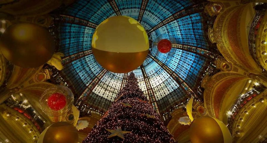 Weihnachtsdekoration schmückt das Innere des Kaufhauses Galeries Lafayette in Paris, Frankreich