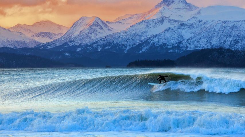 Der Surfer Don 'Iceman' McNamara in der Kachemak Bay, Alaska, USA