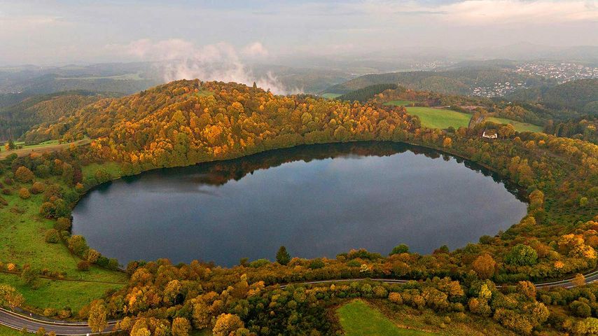 Weinfelder Maar im Herbst, Daun, Rheinland-Pfalz, Deutschland
