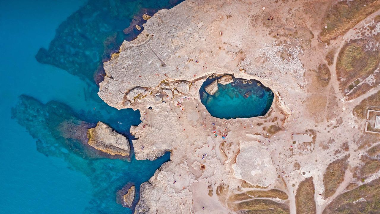 鸟瞰罗卡附近的Grotta della Poesia，意大利莱切
