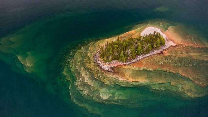 Luftbild einer Felseninsel im Oberen See, Thunder Bay, Ontario, Kanada 