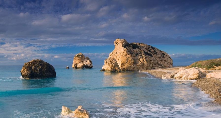 Der Felsen der Aphrodite in der Bucht von Paphos, Zypern – Riccardo Spila/Corbis ©