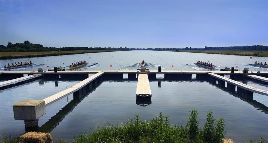 Boote verlassen ihre Plätze zu Beginn eines Rennens bei Eton Dorney, dem Ort, an dem die Ruder- und Kanuwettkämpfe der Sommerspiele 2012 in London ausgetragen werden.