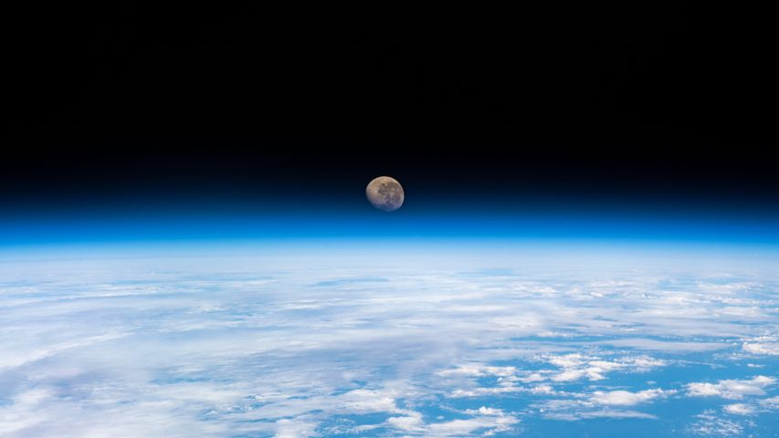 Der Mond über dem Horizont der Erde von der Internationalen Raumstation aus fotografiert