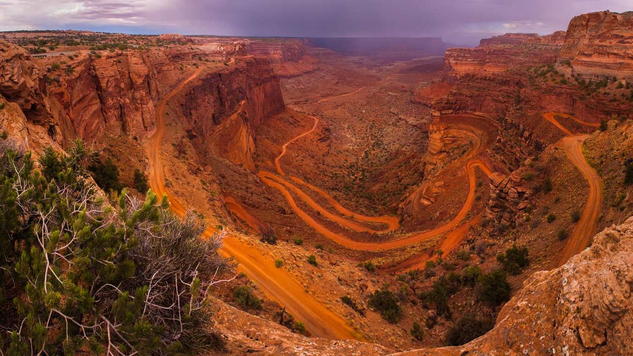 美国犹他州，峡谷地国家公园，在White Rim Road上眺望远方的天际线 