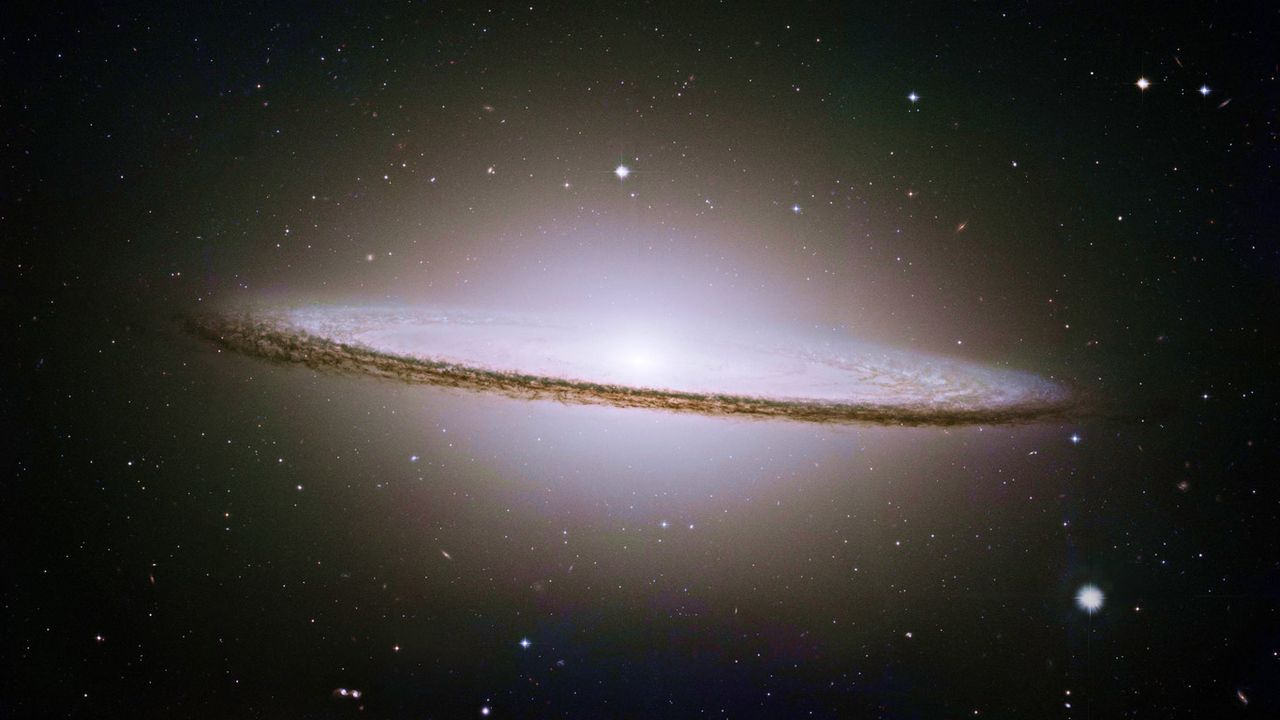 美国航空航天局哈勃太空望远镜中看到的草帽星系(梅西耶104)