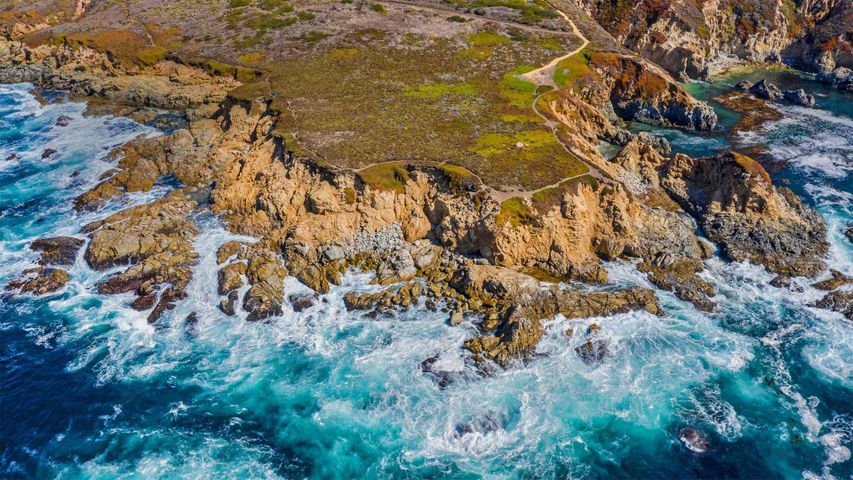 Luftbild des Küstenstreifens Big Sur bei Monterey, Kalifornien, USA