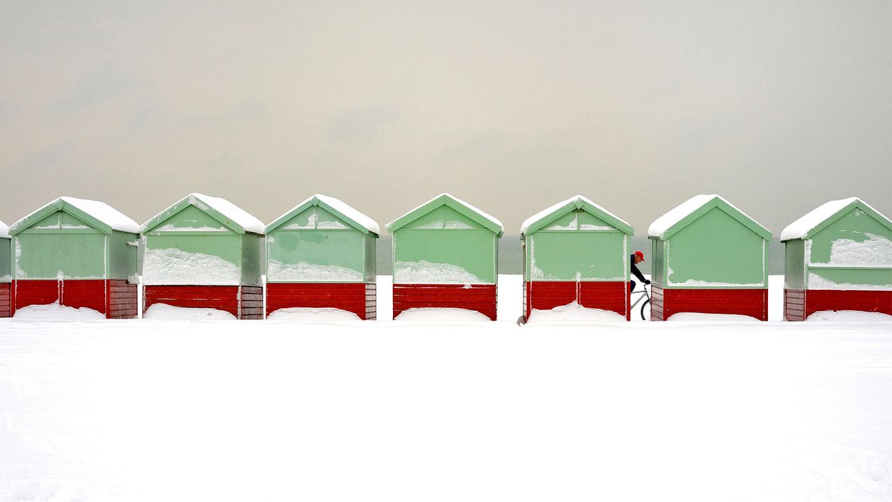 布莱顿-霍夫被雪覆盖的海滩小屋，英国