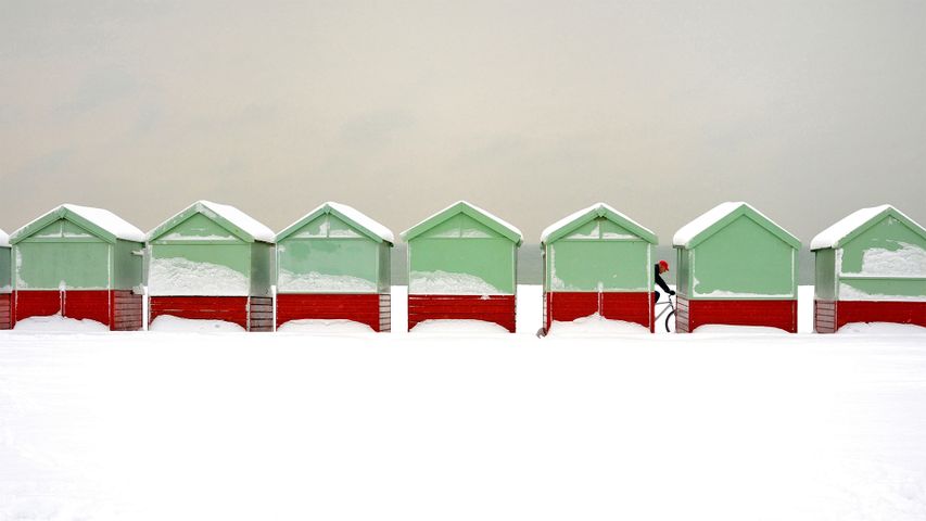 Schneebedeckte Strandhütten in Brighton and Hove, England