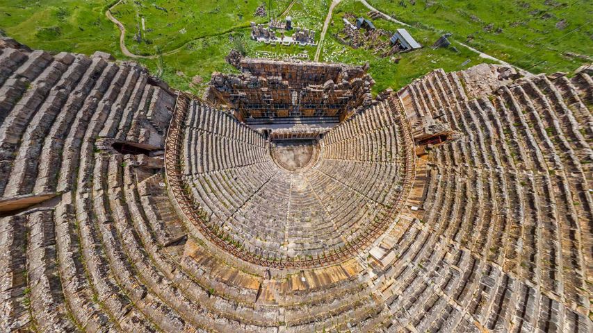 Luftaufnahme des Theaters in der antiken Stadt Hierapolis, angrenzend an Pamukkale, Türkei
