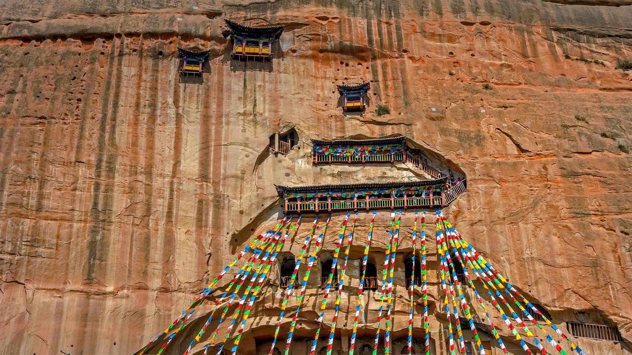 马蹄寺风景区内的马蹄寺和石窟，中国甘肃省