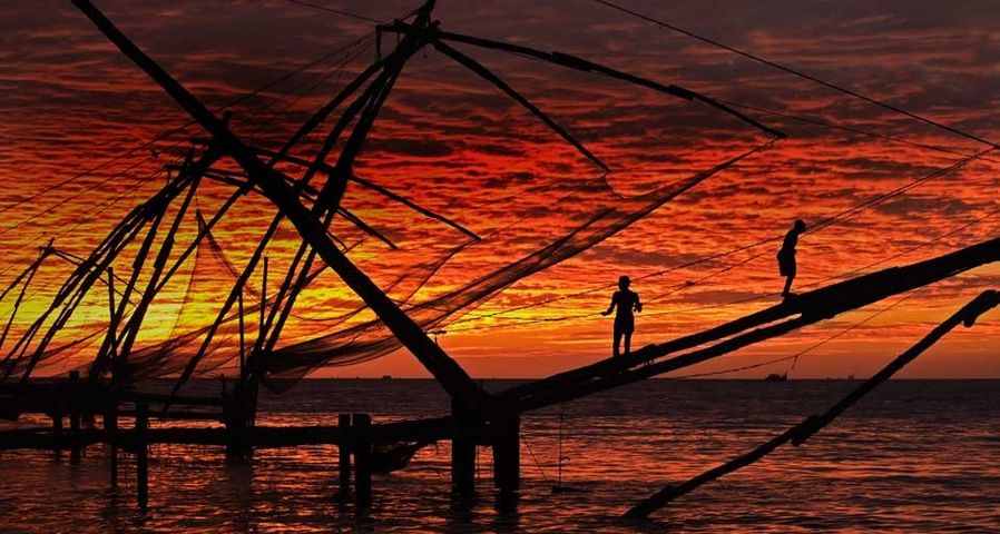 Fischer in der Nähe von Kerala arbeiten mit chinesischen Netzen, Indien