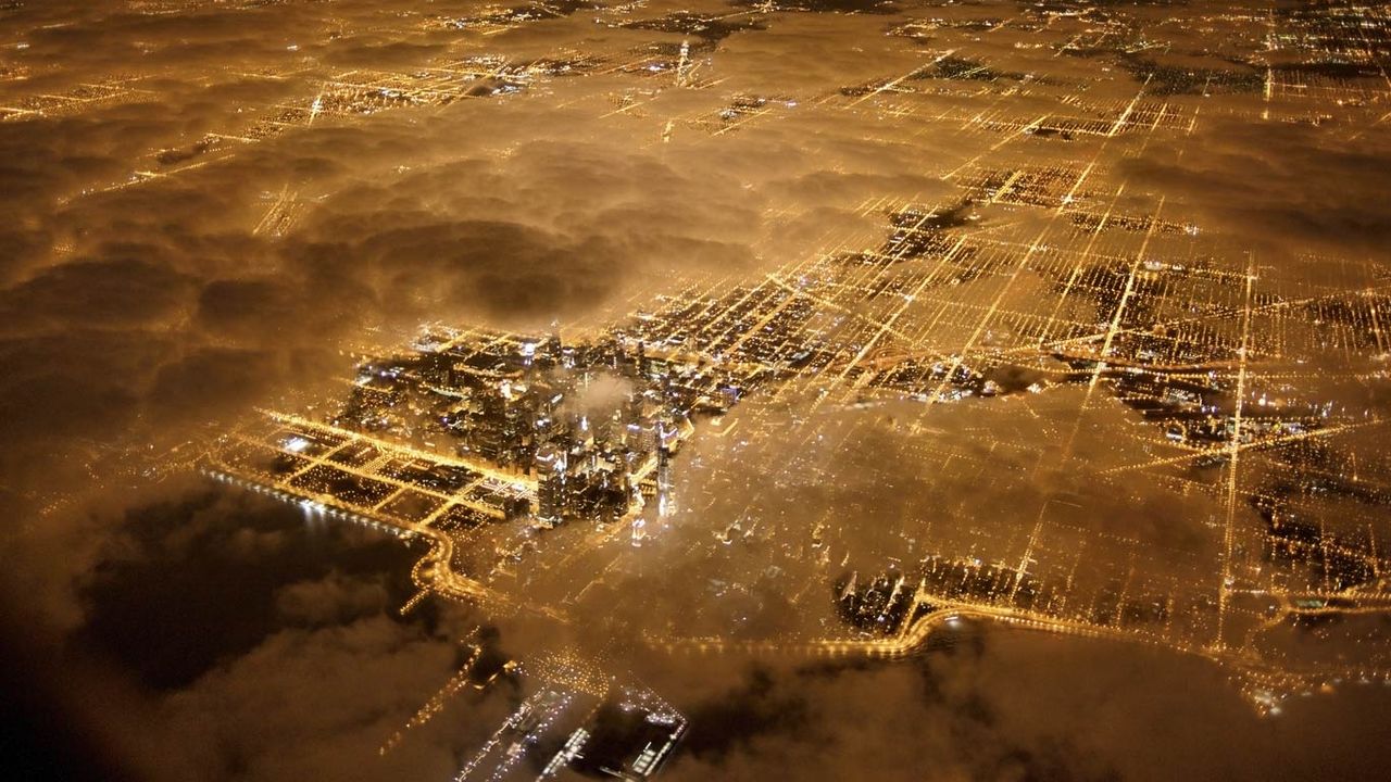 美国伊利诺伊州芝加哥市，夜间俯视图