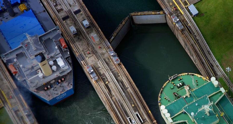Zwei Schiffe passieren die Gatun-Schleuse im Panamakanal – Diego Lezama/Lonely Planet ©