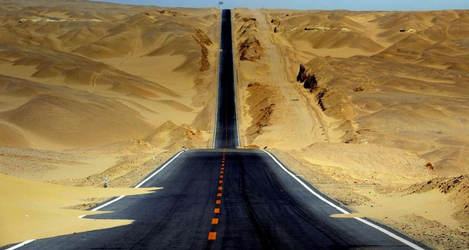 中国西部柴达木盆地的公路
