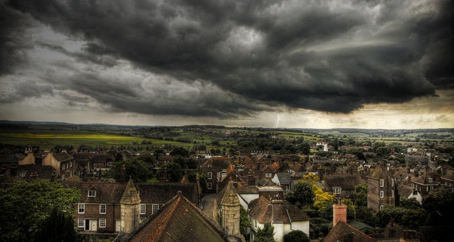 Ein Sturm zieht über die englische Kleinstadt Rye – Gregory Warren/Getty Images ©