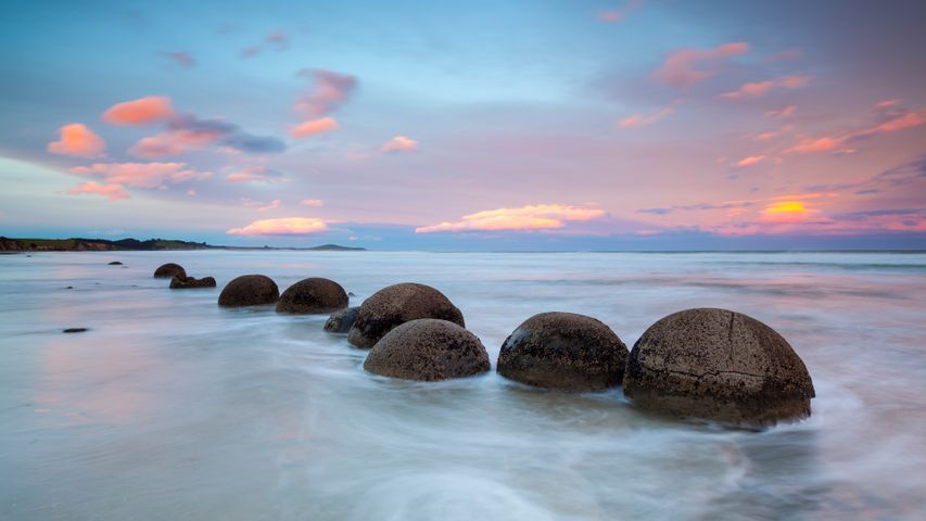 Moeraki Boulders bei Sonnenuntergang, Südinsel, Neuseeland