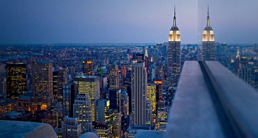 Blick auf das Empire State Building vom Dach des Rockefeller Center, New York City – SIME/eStock Photo ©