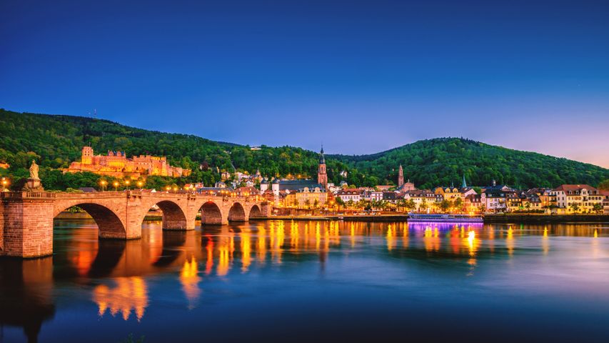 Blick über den Fluss Neckar auf das Stadtbild von Heidelberg, Baden ...