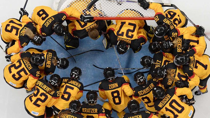 Das deutsche Team versammelt sich vor Beginn des Frauen-Eishockey-Spiels in der Gruppe B Russland gegen Deutschland in der Shayba-Arena bei den Olympischen Winterspielen in Sotschi am 9. Februar 2014