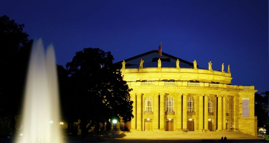 Das Opernhaus des Stuttgarter Staatstheaters im Licht der Scheinwerfer – Imagebroker/Herbert Kehner/Photolibrary ©