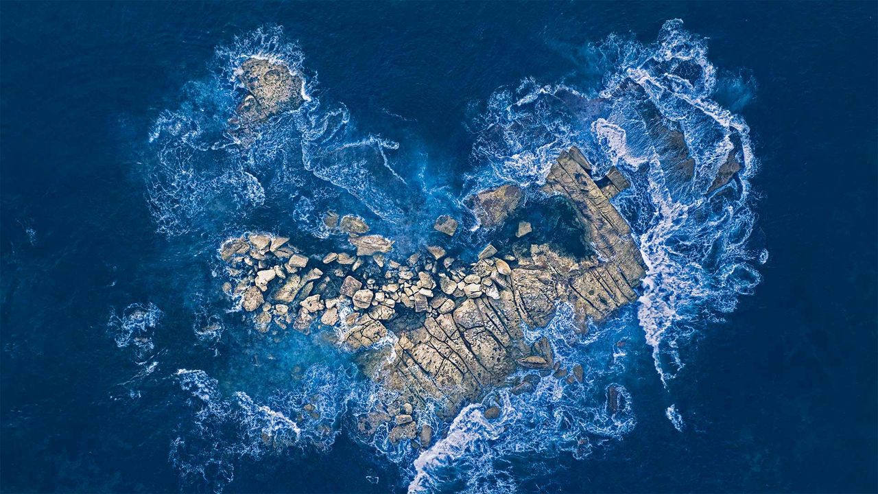 海浪冲击着悉尼海岸的一个心形岩石岛，澳大利亚