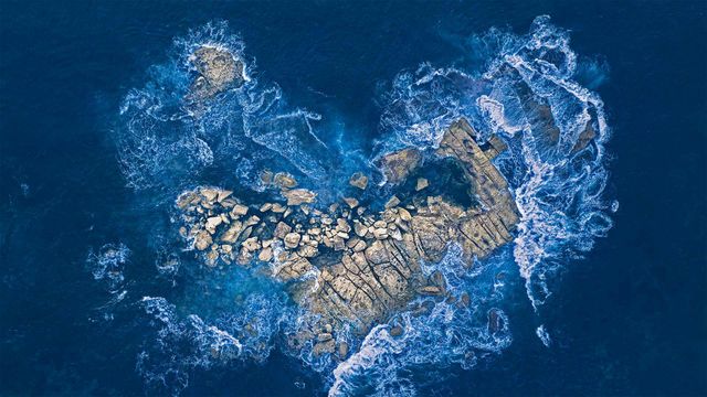 海浪冲击着悉尼海岸的一个心形岩石岛，澳大利亚