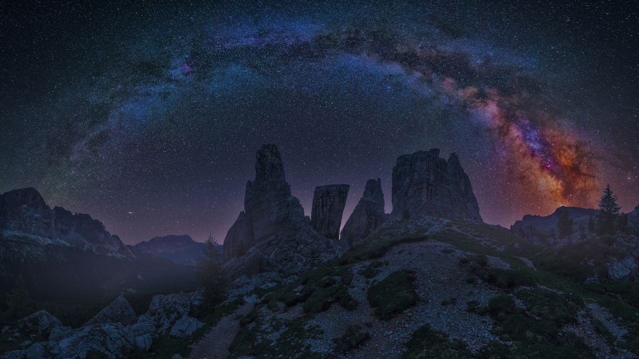 多洛米蒂山上空的银河，意大利