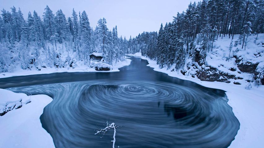 Winterlicher Strudel an der Myllykoski-Hütte im Nationalpark Oulanka, Kuusamo, Finnland