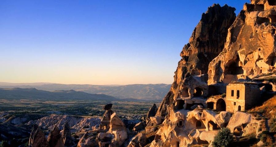 Tuffhügel und Höhlensiedlungen in Uchisar, Kappadokien, Türkei