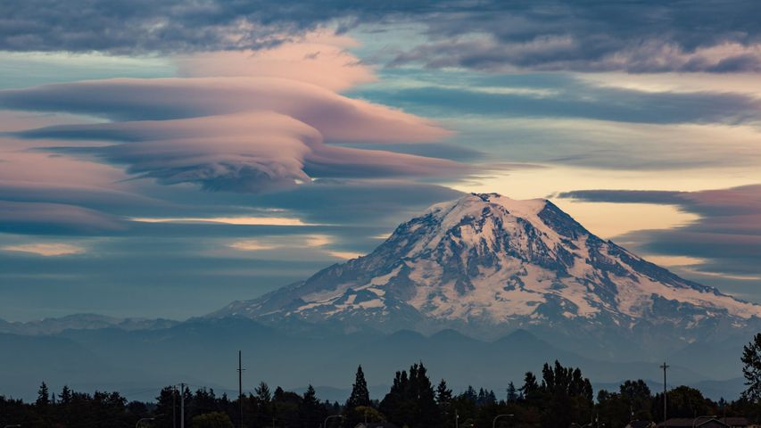 Zeitrafferaufnahme von Lenticularis-Wolken über dem Mount Rainier, Washington, USA