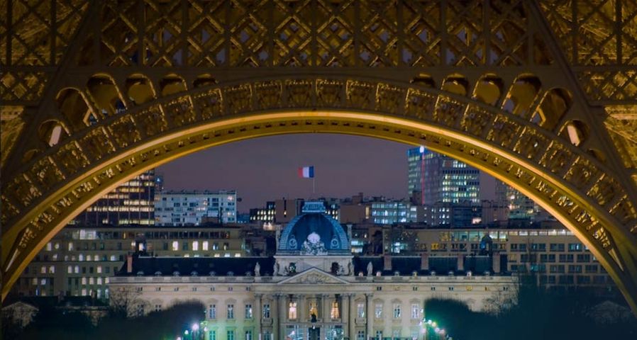Nächtlicher Blick vom Eiffelturm auf die École Militaire in Paris, Frankreich – Ian Cumming/Axiom Photographic Agency ©