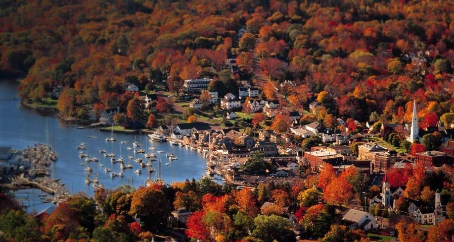 Herbstliche Landschaft, Camden, Maine, USA – Imagestate/Tips Images ©