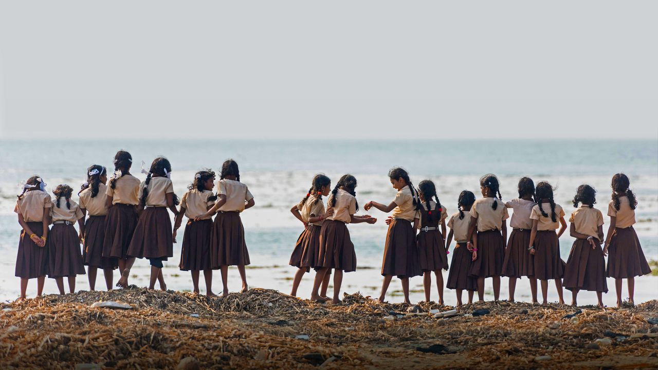 沙滩上的女学生们，印度喀拉拉邦