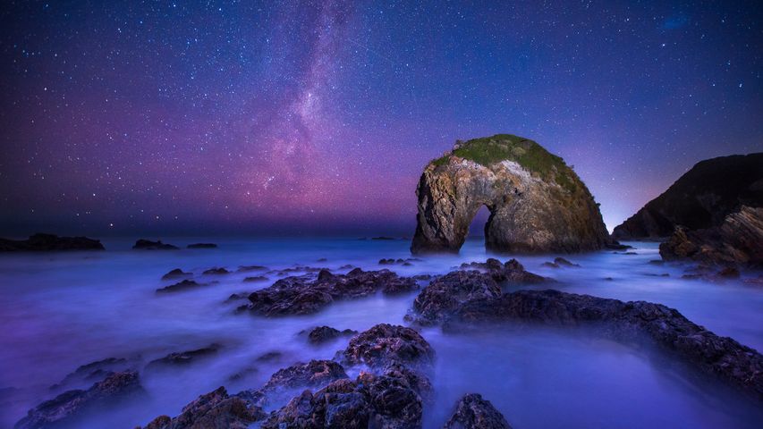 Die Milchstraße über Horse Head Rock, Neusüdwales, Australien