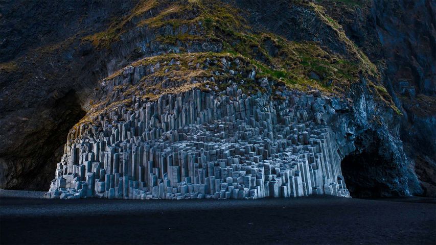 Die Felsformationen aus Basaltgestein am Strand von Reynisfjara, Vík í Mýrdal, Island