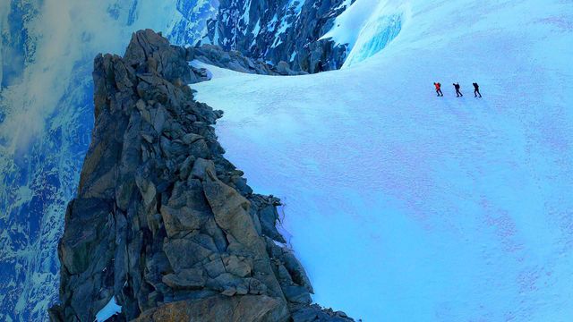 勃朗峰高山冰川上的徒步者，法国夏慕尼