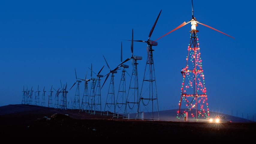 Weihnachtsbeleuchtung in einem kalifornischen Windpark