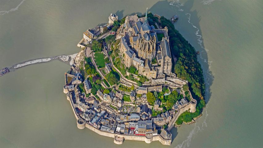 Die Insel Mont Saint-Michelin der Normandie, Frankreich. Anlässlich des jährlichen Marathonlaufs in der Bucht des Mont-Saint-Michel