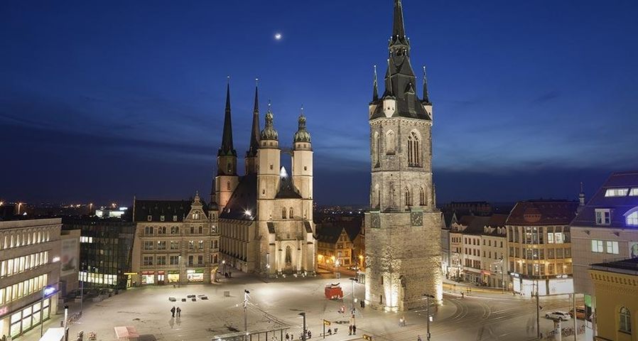 Marienkirche und Roter Turm bei Nachtbeleuchtung, Halle (Saale), Deutschland