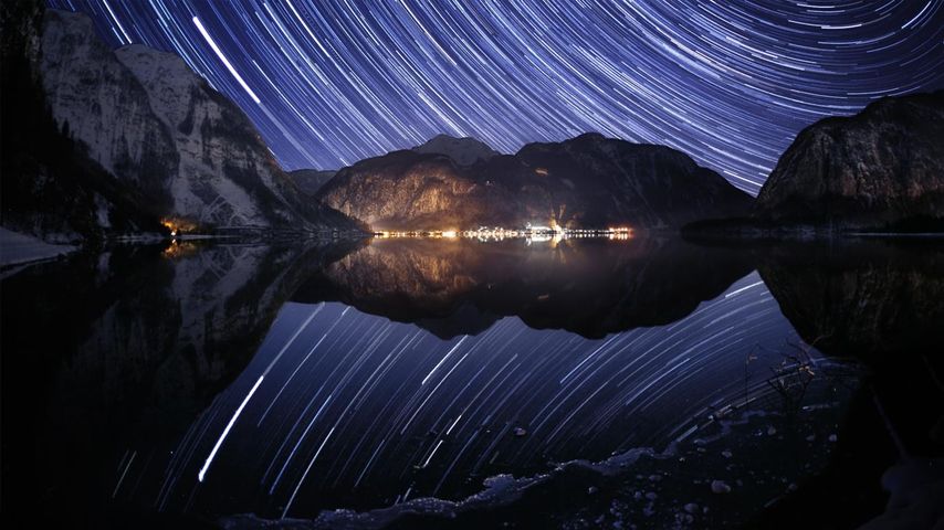 Sternenhimmel über dem Hallstätter See, Österreich