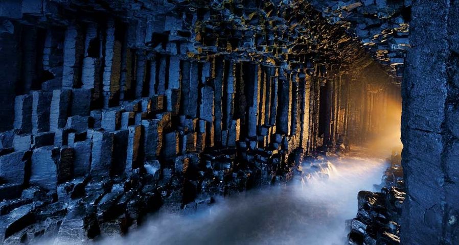 Basaltsäulen in der Höhle Fingal's Cave  auf der Insel Staffa, Schottland – Jim Richardson/Corbis ©