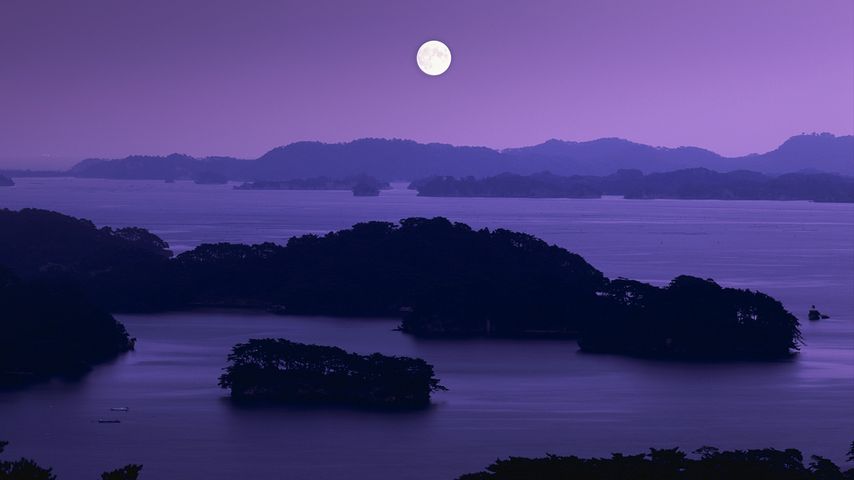 Vollmond über der Matsushima-Bucht, Präfektur Miyagi, Japan 