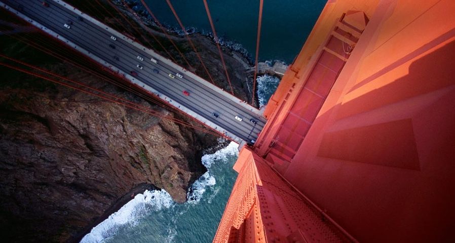 Blick in die Tiefe von der Golden Gate Bridge, San Francisco, Kalifornien – George Steinmetz/Corbis ©