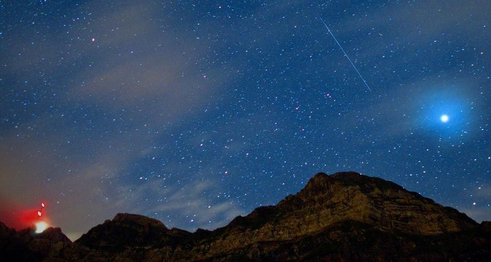 划过夜空的流星