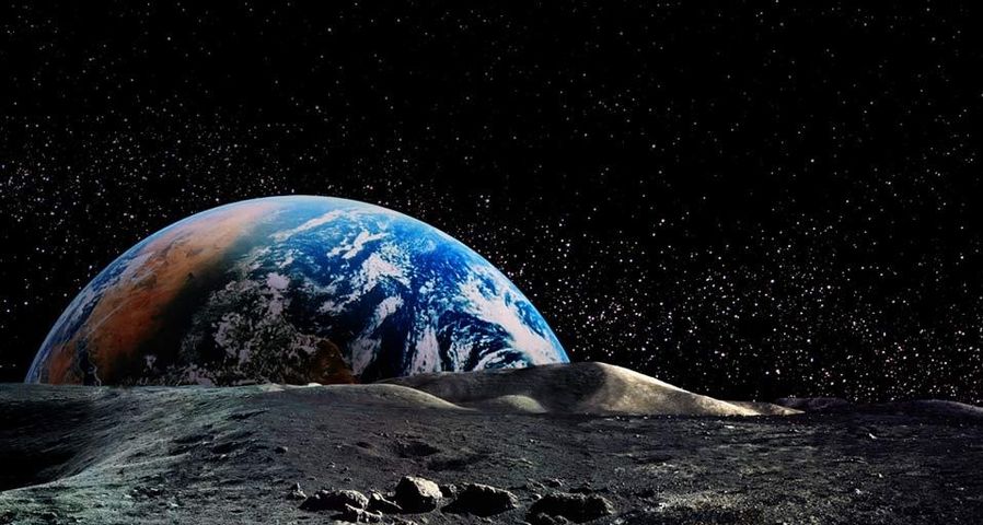 Die aufgehende Erde über dem Horizont des Mondes (Fotomontage)