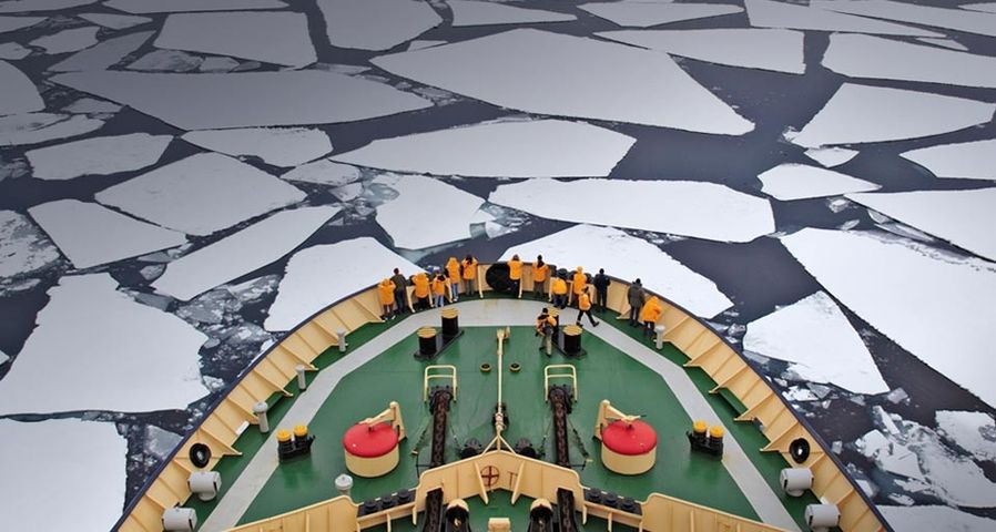 Der Eisbrecher Kapitan Khlebnikov navigiert durch Packeis der Antarktis – Frank Lukasseck/Corbis ©