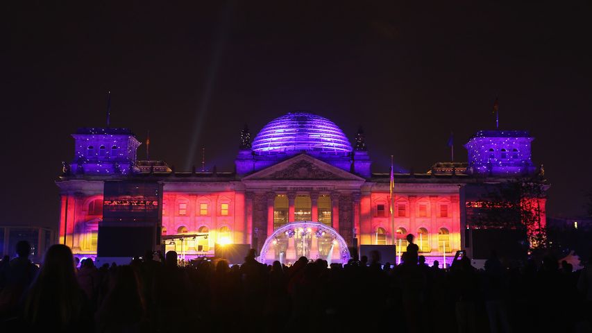Illuminiertes Reichstagsgebäude in Berlin. Zum Tag der Deutschen Einheit