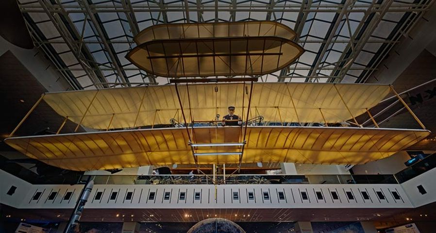 Das Doppeldecker-Motorflugzeug der Gebrüder Wright aus dem Jahr 1903 hängt im Smithsonian National Air and Space Museum von der Decke, Washington, D.C. – Smithsonian Institution/Corbis ©